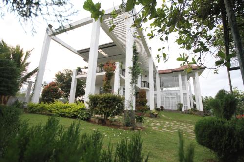 المنظر الخارجي, The Grove in جامبولا