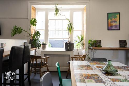 The Full Moon Backpackers – Bristol