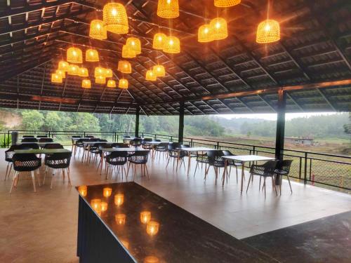 Restaurant, REDBERRY'S LUXURY STAY in Somvarpet