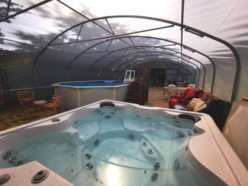 Pezsgőfürdő, Country side Haven Two double ensuite bedrooms Couples exclusive rate offered in Saint-Michel-de-Montjoie