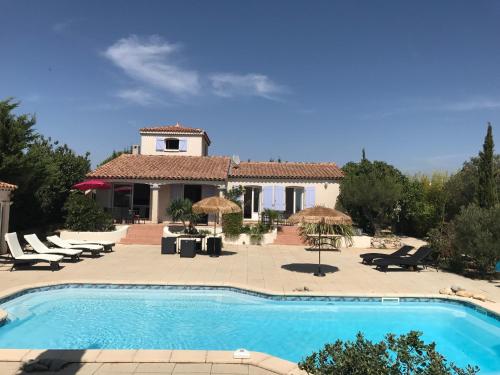 Superbe villa avec piscine chauffée à deux pas de la mer, des Calanques et de Cassis gîte à louer Carnoux-en-Provence