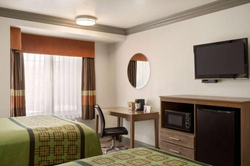 Super 8 by Wyndham Santa Clarita/Valencia - image 7