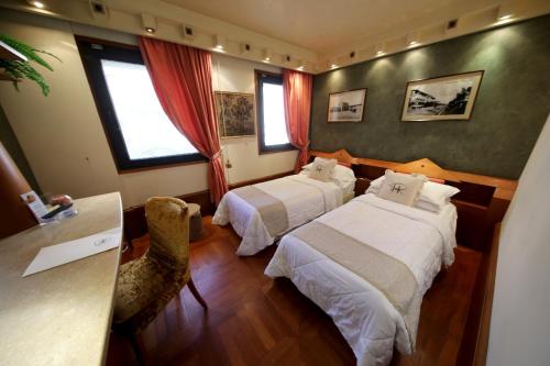 HR Hotel - main image