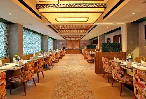 Restaurant, PARK RESIDENCY ARCADIA in Aluva
