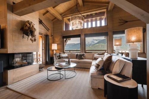 Luxury Megève Chalet, sleeps 8 with mountain views and Jacuzzi Megève