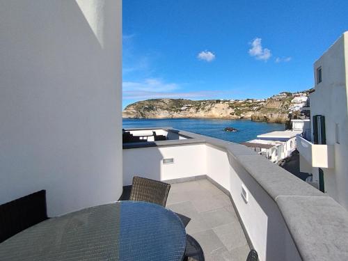 Deluxe Double Room with Side Sea View image 1