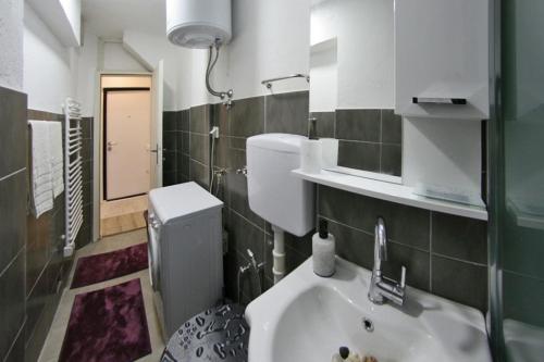 One-Bedroom Apartment image 10