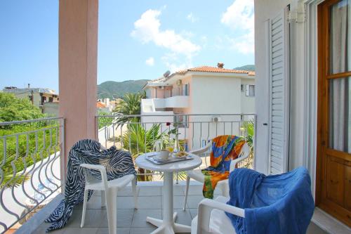 Superior Triple Room with Garden View image 2