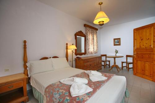 Superior Triple Room with Garden View image 6
