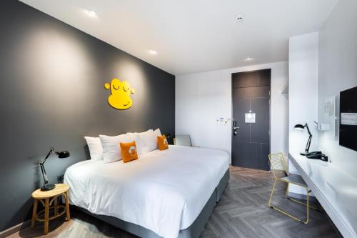 Deluxe King Bed, Free 24hrs. Co-working space image 3