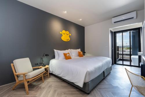 Deluxe King Bed with Outside Bathtub, Free 24hrs. Co-working space image 6