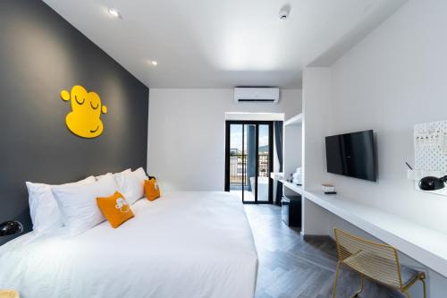 Deluxe King Bed with Outside Bathtub, Free 24hrs. Co-working space room in Blu Monkey Hub and Hotel Krabi Town