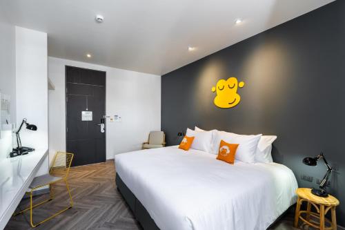 Deluxe King Bed with Outside Bathtub, Free 24hrs. Co-working space image 5