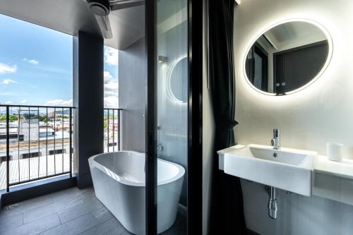 Deluxe King Bed with Outside Bathtub, Free 24hrs. Co-working space image 3