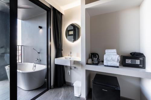 Deluxe King Bed with Outside Bathtub, Free 24hrs. Co-working space image 2