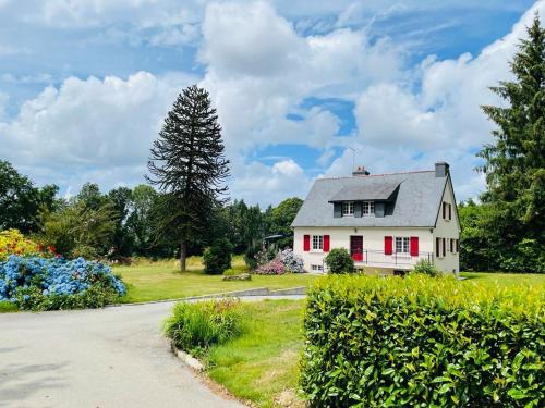 Maison au calme grand jardin privé aire de jeux Lac de Guerledan gîte à louer Lustruyen