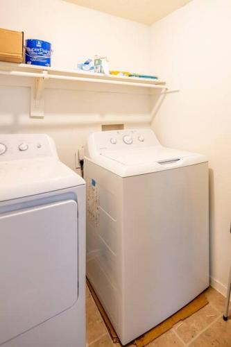 Entire Place King Bed Washer Dryer Fast WiFi 2 Cars #509