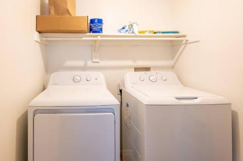 Entire Place King Bed Washer Dryer Fast WiFi 2 Cars #509 in Fort Worth, USA
