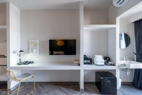 Deluxe King Bed, Free 24hrs. Co-working space image 2