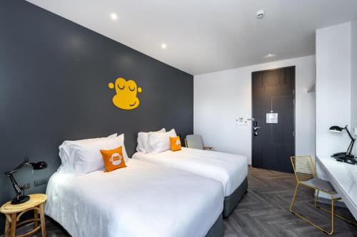 Deluxe Twin Bed with Outside Bathtub, Free 24hrs. Co-working space image 5
