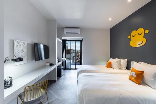 Deluxe Twin Bed with Outside Bathtub, Free 24hrs. Co-working space image 6