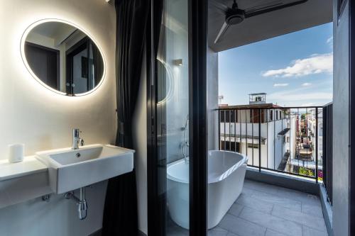 Deluxe Twin Bed with Outside Bathtub, Free 24hrs. Co-working space image 3
