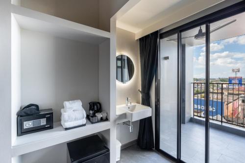Deluxe Twin Bed, Free 24hrs. Co-working space image 2