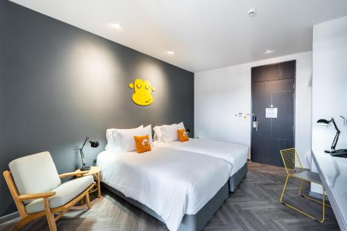 Deluxe Twin Bed, Free 24hrs. Co-working space image 4
