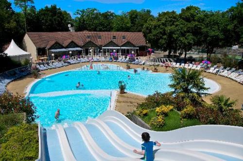 Les Pierres Couchées 4 étoiles à St Brévin les Pins emplacement BR22 3CH 2SDB 8 personnes - Camping - Saint-Brevin-les-Pins