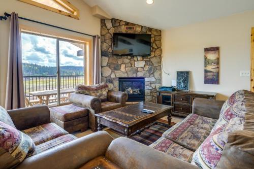 Rustic Duck Creek Village Apt with Mountain Views!