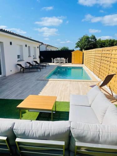Maison Piscine Spa près bordeaux gîte à louer Jourdane