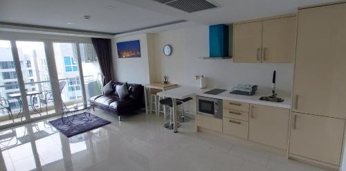 Grand Avenue Pattaya - Pool-view Suite, 55sqm 2
