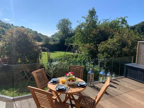 ระเบียง/ชานเรือน, The Carthouse (Luxury 2 bed with private hot tub) in นิวโบ่