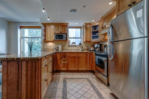 Woodrun 208 - Ski In Ski Out, Common Area Hot Tub & Pool, Fireplace in Whistler, Canada