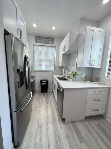 Townhome in central Tampa. Efficient floor plan with kitchen and half bath on the first floor. Upstairs has generous loft/office area, two bedrooms with ensuite bathrooms. On site laundry room.