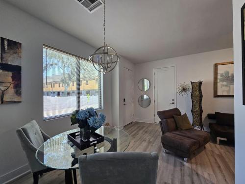 Townhome in central Tampa. Efficient floor plan with kitchen and half bath on the first floor. Upstairs has generous loft/office area, two bedrooms with ensuite bathrooms. On site laundry room.