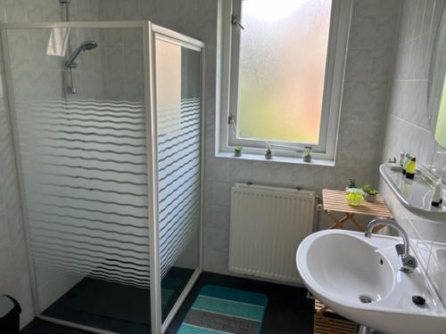 Gezellige vakantiewoning aan het water in Ewijk - recreational only no workers