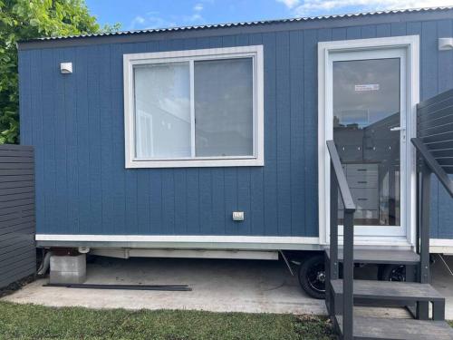 Sweet Cute blue tiny home with Pool and 2 minute drive to the beach