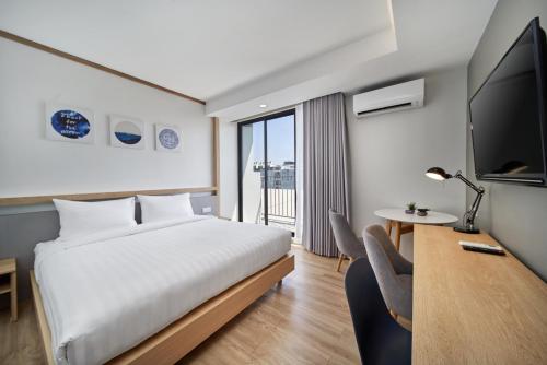 Prom Hotel - image 14
