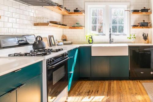 3 minutes to downtown w/Patio, Art, Fire Pit, BBQ in Lancaster, USA