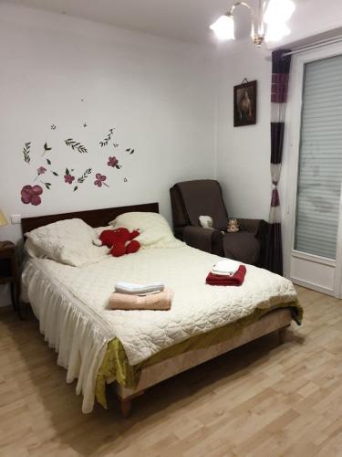1 double bed, 1 futon bed