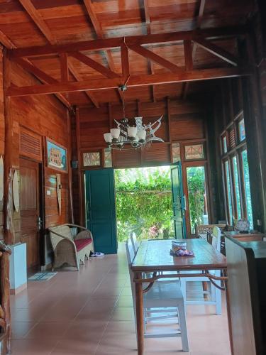 Oinan Guest House in Pulau Mentawai