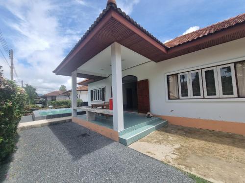 Mae Rampung Beach House Pool Villa