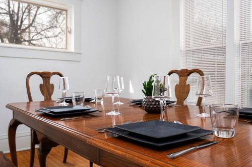 King Bed - 5 Min to MOA - 75 & 65' HDTV - Ping Pong in Richfield (MN)