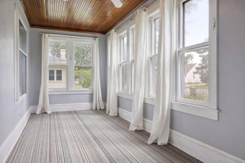 King Bed - 5 Min to MOA - 75 & 65' HDTV - Ping Pong in Richfield (MN)