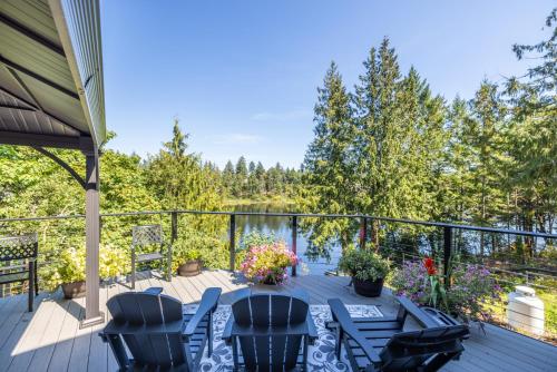 Classy Lakehouse Retreat with private dock, BBQ, Peaceful, Nature, Conveniently Located