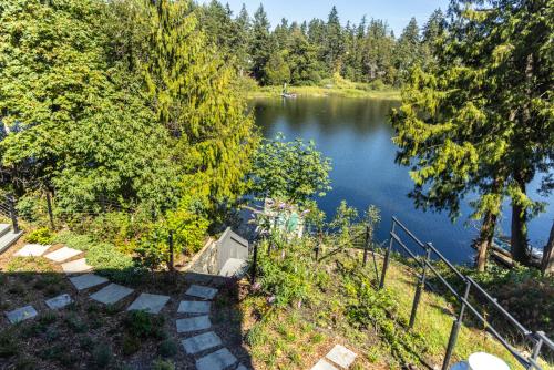 Classy Lakehouse Retreat with private dock, BBQ, Peaceful, Nature, Conveniently Located