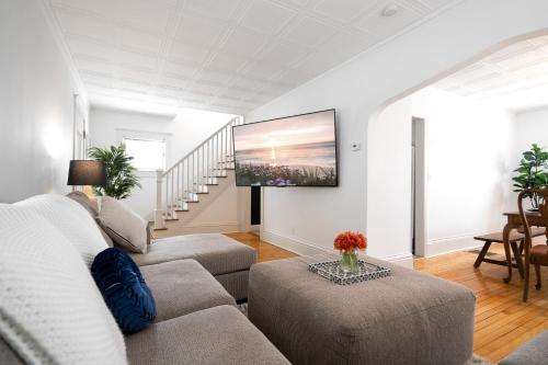 zonă comună salon/TV, King Bed - 5 Min to MOA - 75 & 65' HDTV - Ping Pong in Richfield (MN)