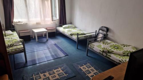 3 twin beds