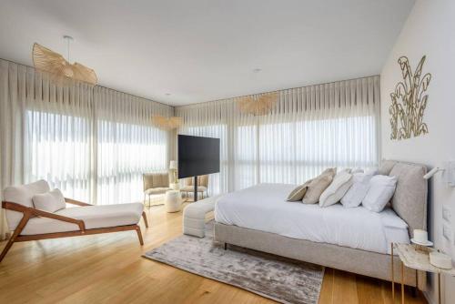#Breathtaking 4BR/3BA Duplex Seafront - image 3